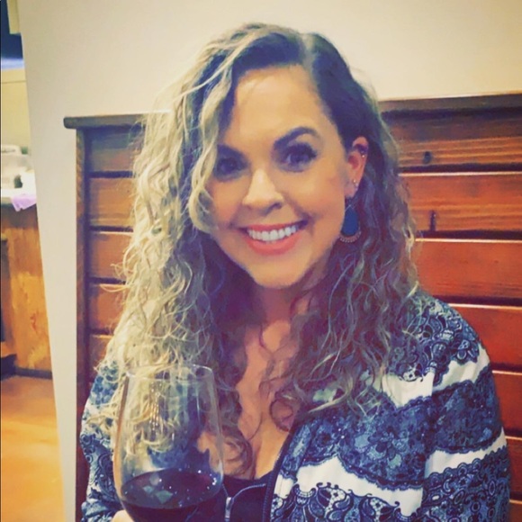 Meet your Posher, Kayla - Picture 2 of 3